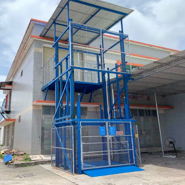 新干建材厂室外升降货梯安装